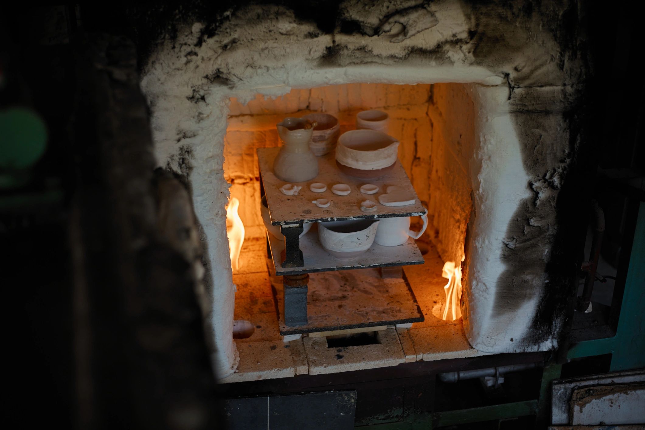 Peças de cerâmica em processo de secagem e queima