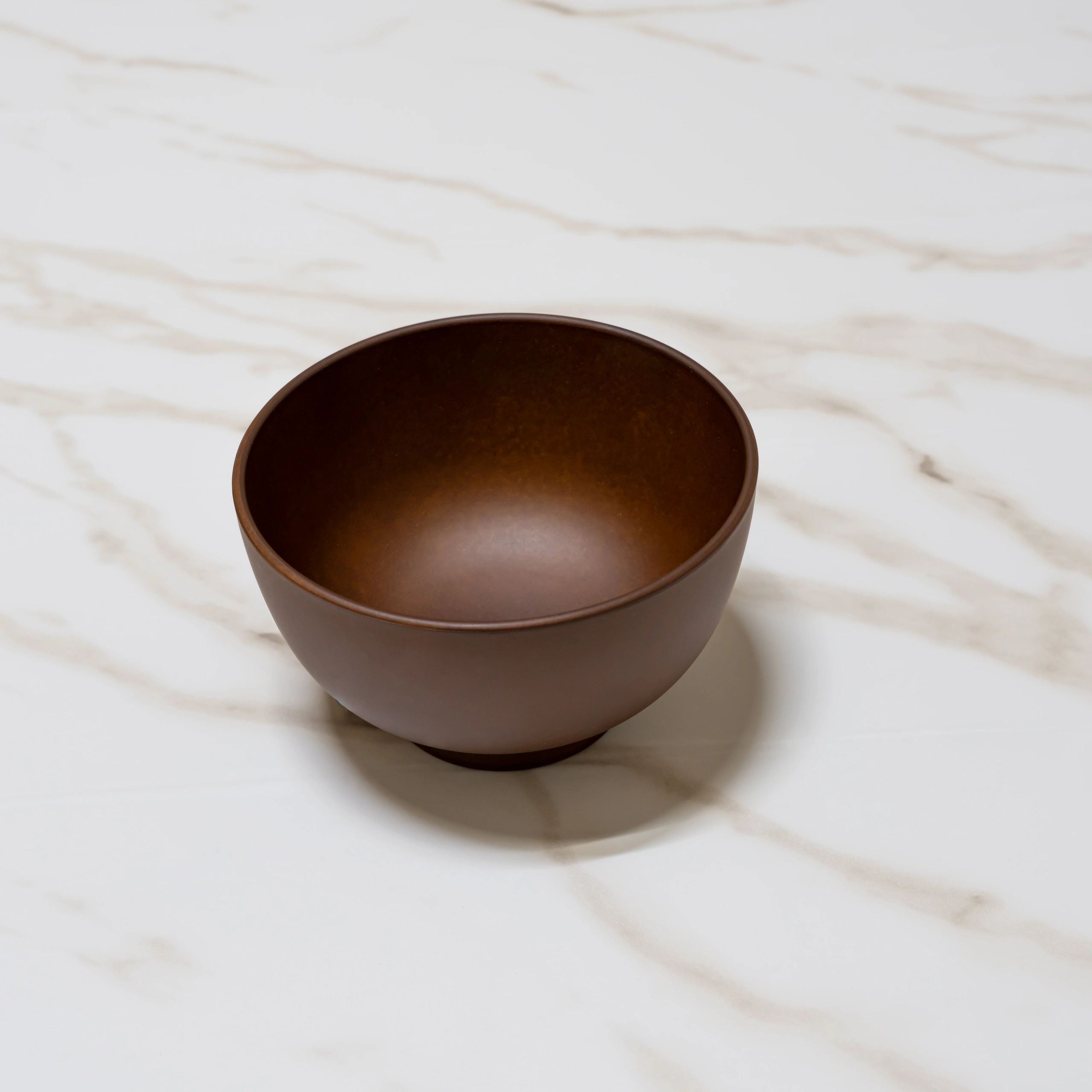 Tigela de cerâmica minimalista em composição delicada